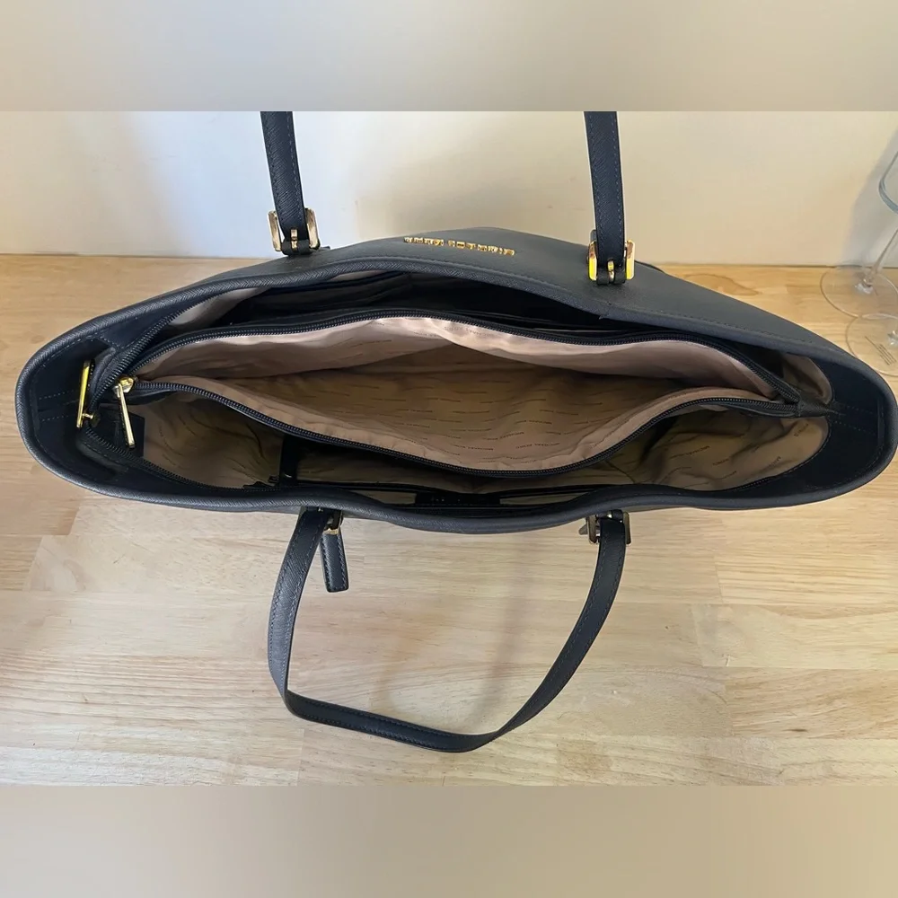 Navy Blue Michael Kors Jet Set Travel‎ Tote - Picture 10 of 14